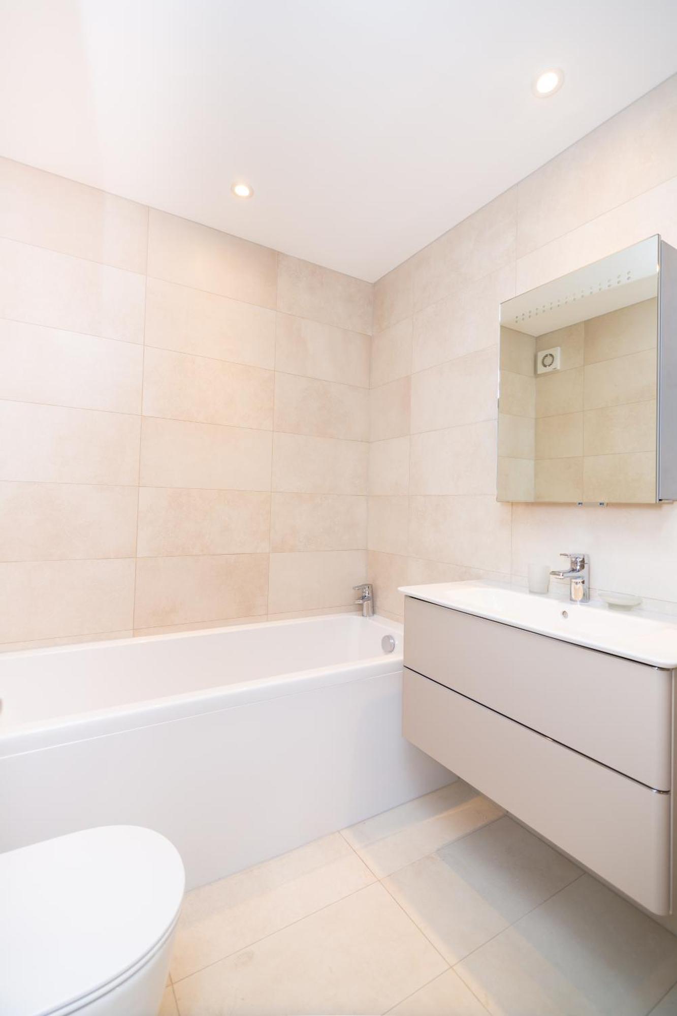 Whitfield Street Apartment *