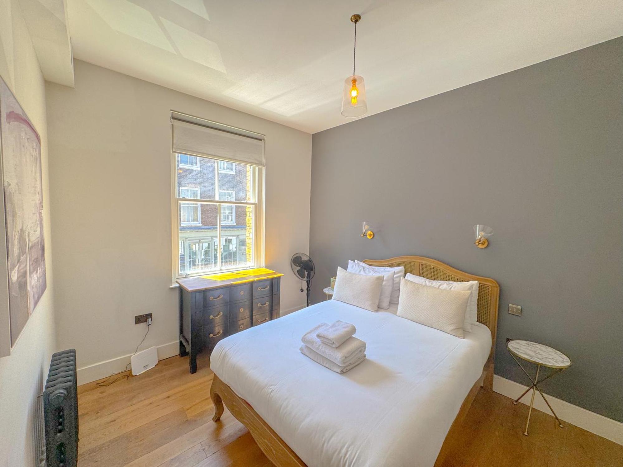 Whitfield Street Apartment *